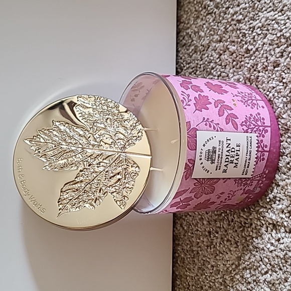 RADIANT RED MAPLE 3 Wick Candle Bath and Body Works - Picture 1 of 6